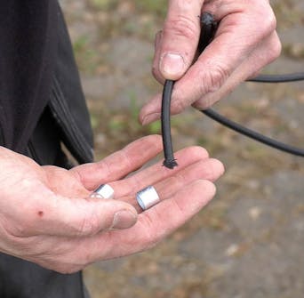 Presenning tilhenger: Finn frem wireklemmene Presenning tilhenger: Finn frem wireklemmene